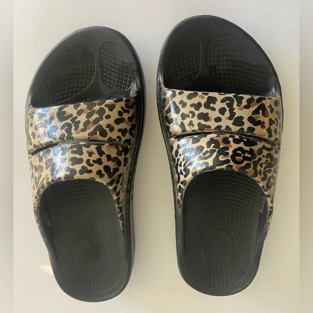 OOFOS Leopard Print Recovery Slide Sandals Excellent condition - Picture 2 of 7